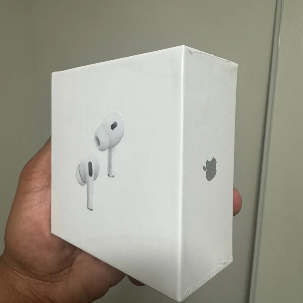 Apple AirPods (2nd generation w noise cancellation)
